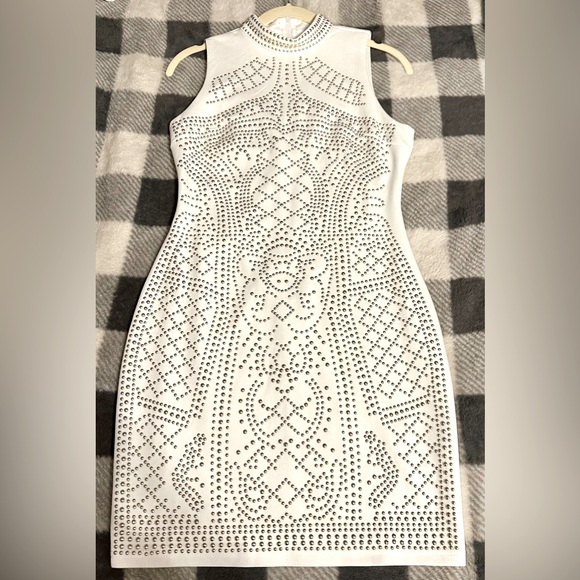 Windsor Dresses & Skirts - Windsor - Sleeveless Geometric Gold & White BodyCon Dress ✨